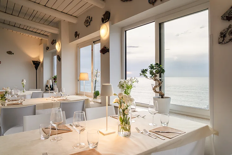 salle du restaurant Les Greves sur l'île de Belle île en mer à sauzon