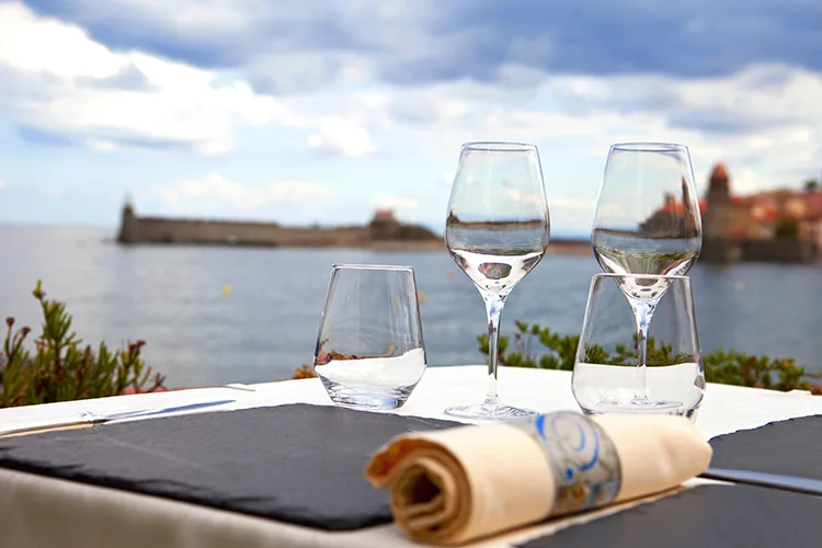 terrasse du restaurant Les Greves sur l'île de Belle île en mer à sauzon